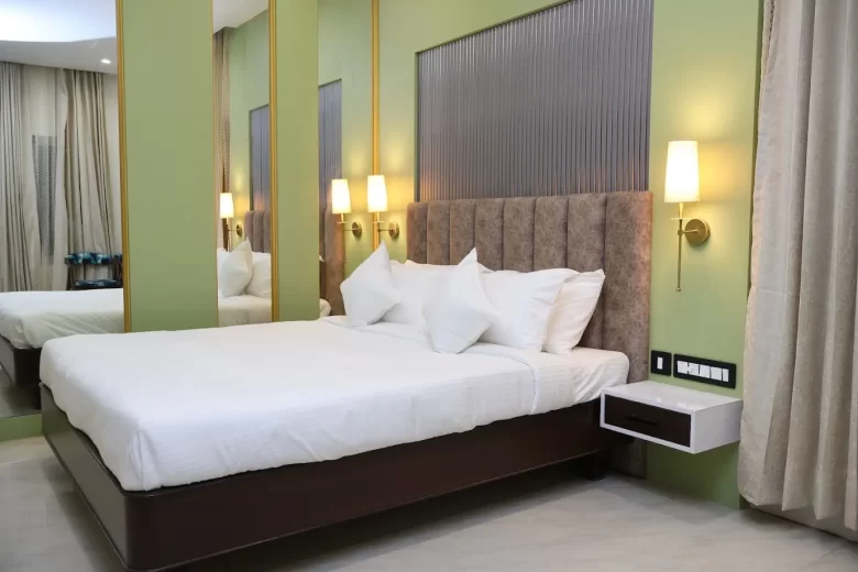 What amenities do luxury hotels in Vellore offer?