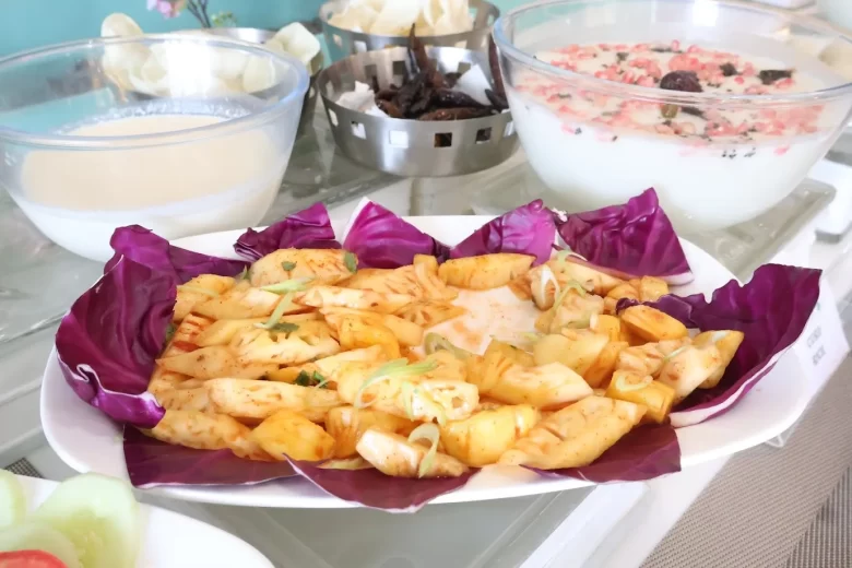 Which hotels near CMC Vellore provide vegetarian meals?