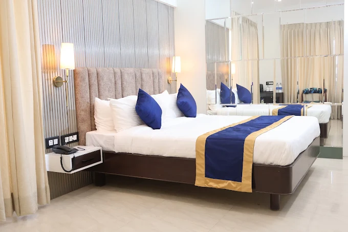 Do luxury hotels in Vellore offer suites or premium rooms?