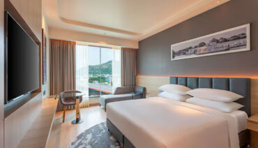How can I choose the best hotel room in Vellore for my stay?