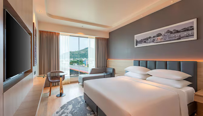 How can I choose the best hotel room in Vellore for my stay?