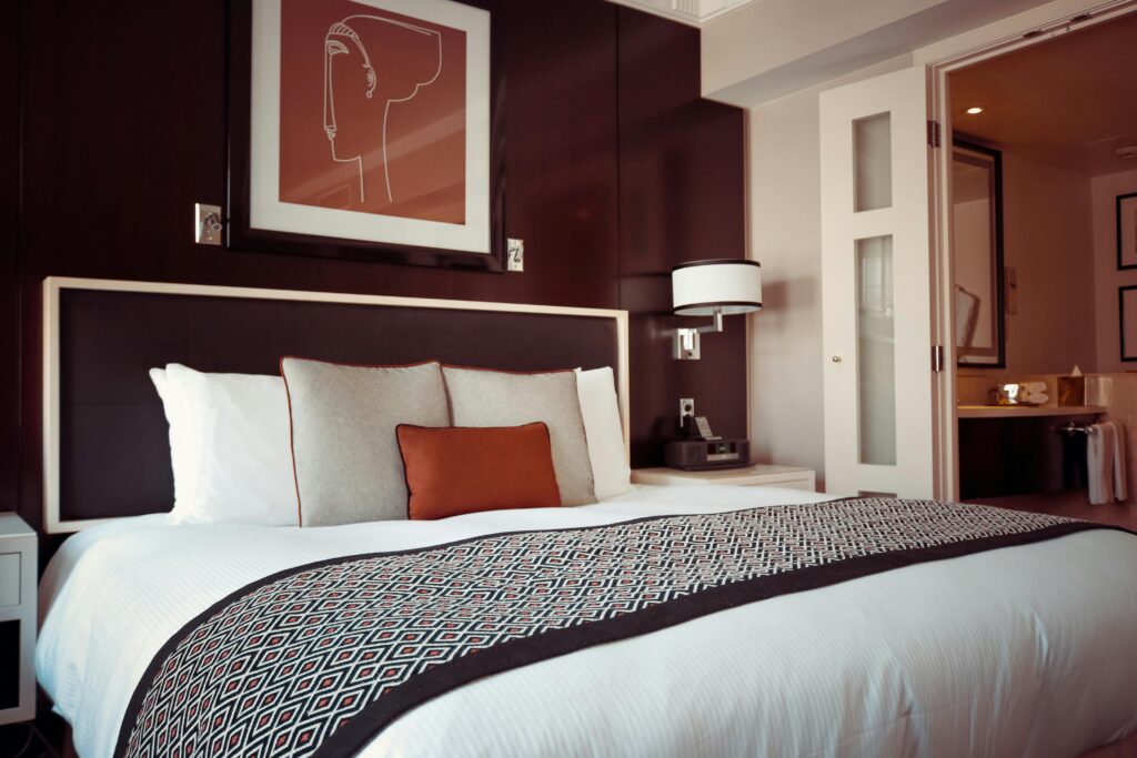 What facilities do hotel rooms in Vellore usually offer?