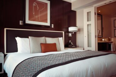 What facilities do hotel rooms in Vellore usually offer?
