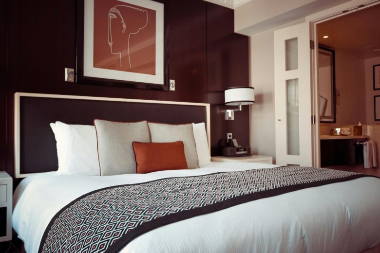 What facilities do hotel rooms in Vellore usually offer?