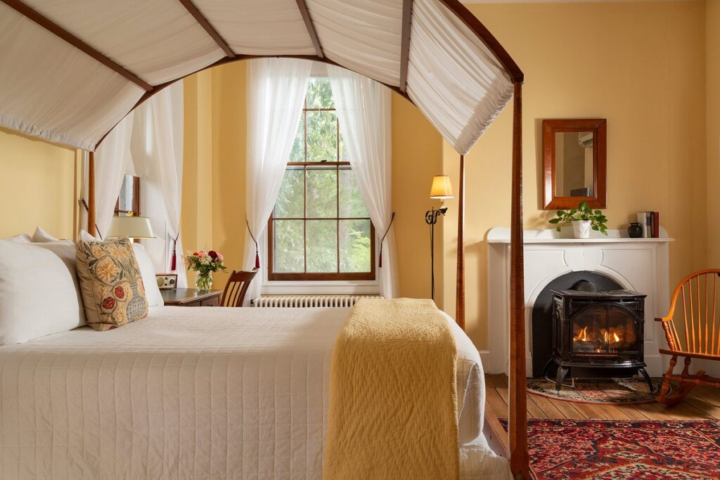 Do the best hotel rooms in Vellore provide peaceful surroundings?