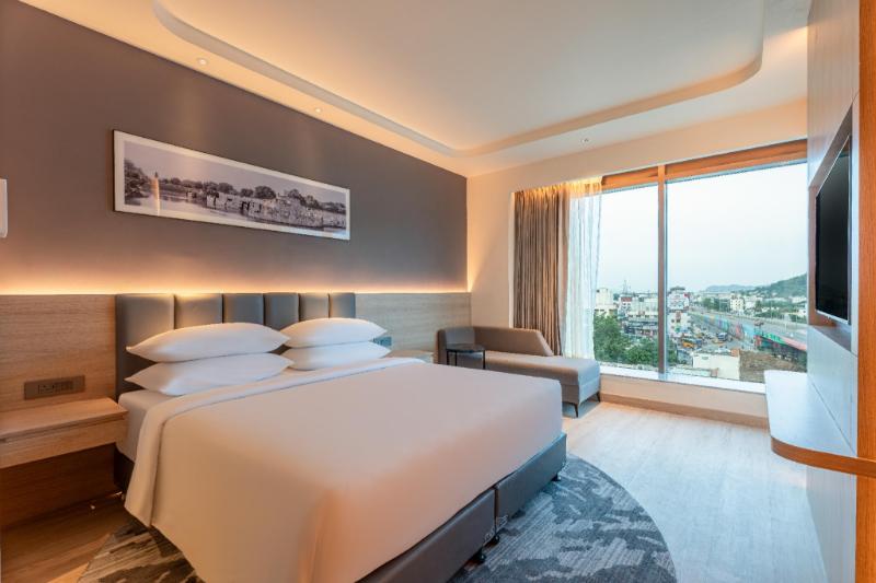 Which hotel rooms in Vellore are ideal for business travelers?