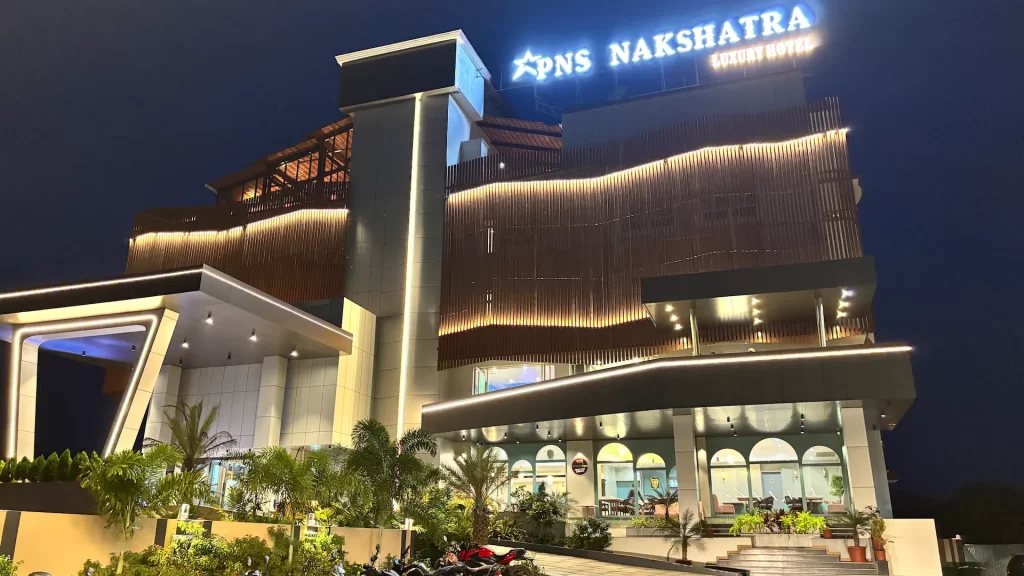 Do hotel rooms in Vellore provide free parking facilities?