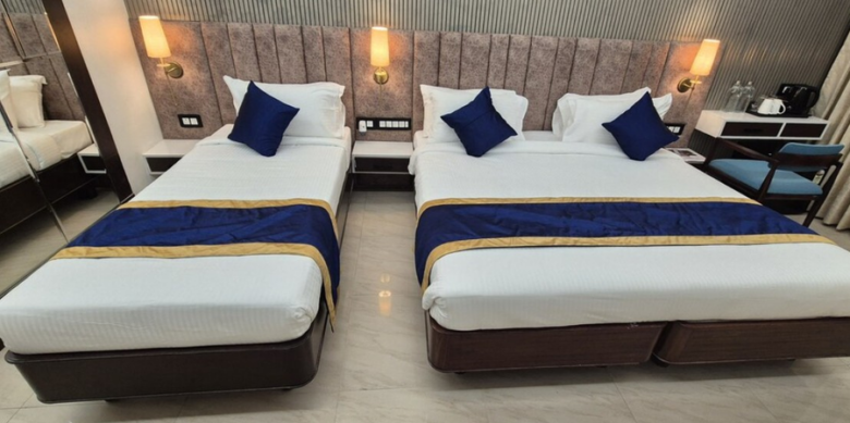 Which hotel near CMC Vellore offers free breakfast and AC rooms?